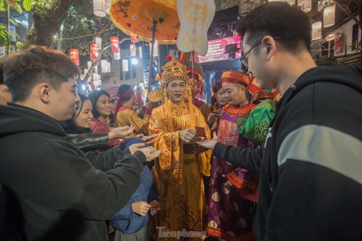 Thời kỳ Pháp thuộc, phố Tống Duy Tân có tên là Rue Brusseaux. Sau Cách mạng tháng Tám (năm 1954) phố đổi tên là phố Bùi Bá Ký. Sau đó, phố còn có tên gọi là phố Kỳ Đồng gắn liền với bánh cuốn Kỳ Đồng nổi tiếng. Từ năm 1964, phố đổi tên thành phố Tống Duy Tân, theo tên nhà chí sĩ yêu nước cuối thế kỷ XIX - Tiến sĩ Tống Duy Tân (1837-1892).