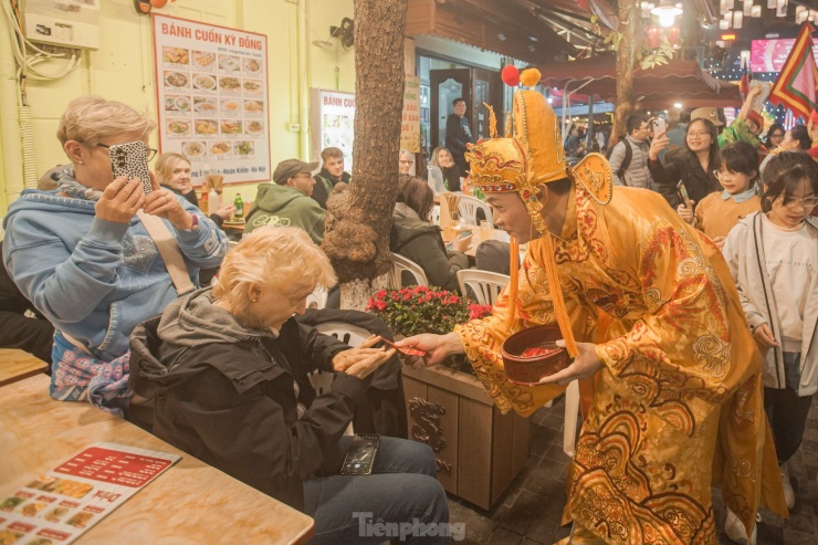 Phố Tống Duy Tân - ngõ Cấm Chỉ (nay gọi là ngõ Hàng Bông) là một trong những khu phố hình thành rất sớm, từ năm 1873. Thời xưa, với vị trí gần trường thi, phố Tống Duy Tân - ngõ Cấm Chỉ trở thành nơi bán đồ ăn cho các sĩ tử khi tham gia các cuộc thi tại kinh thành Thăng Long.