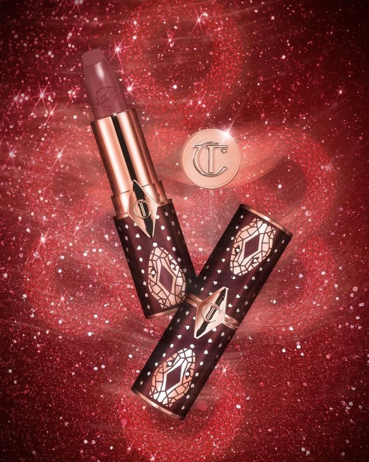 Thương hiệu mỹ phẩm của Anh Charlotte Tilbury tạo nên "áo khoác mới" cho các thỏi son bằng vỏ kim loại tông hồng vàng và đỏ rượu in hình đầu rắn. Ảnh: Charlotte Tilbury