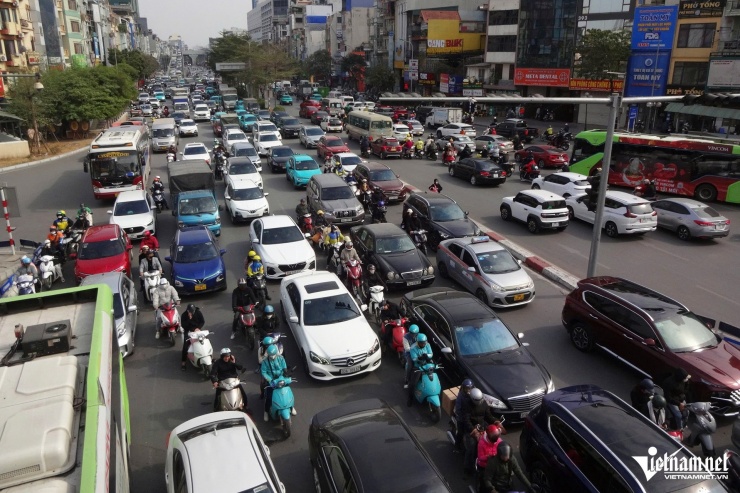 Ngày nghỉ cuối tuần nhưng đường phố Hà Nội luôn ở trong tình trạng ùn tắc. Dòng phương tiện ken đặc, di chuyển chậm.