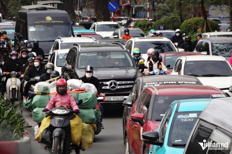 Ùn tắc nhiều tuyến đường ở Hà Nội trong ngày cuối tuần - 3