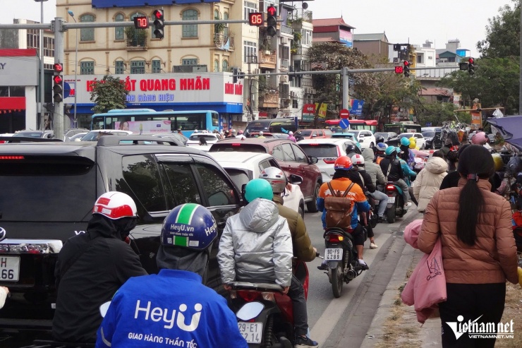 Đáng chú ý, tại nút giao Láng - Yên Lãng, dòng phương tiện bị ùn tắc kéo dài, để đi qua đây phải mất 4 - 5 nhịp đèn đỏ.