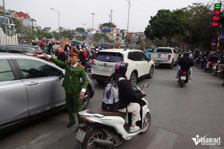 Lực lượng Công an phường sở tại đã rất vất vả để điều khiển giao thông tại nút giao Nguyễn Ngọc Vũ - cầu Cống Mọc.