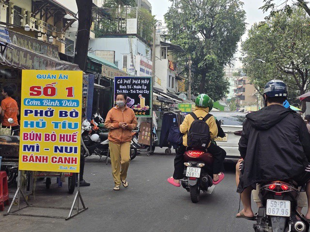 
Một số người ngang nhiên chiếm dụng lòng đường trước Bệnh viện Chợ Rẫy