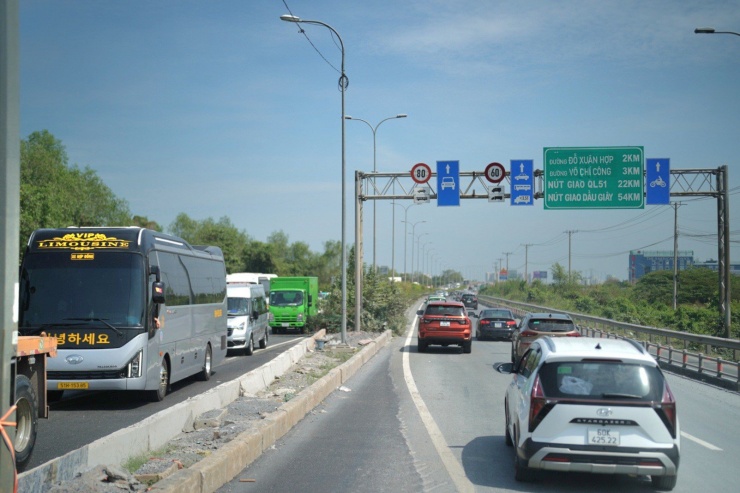 Vào cao tốc Long Thành-Dầu Giây tuy phương tiện đông nhưng vẫn di chuyển được.