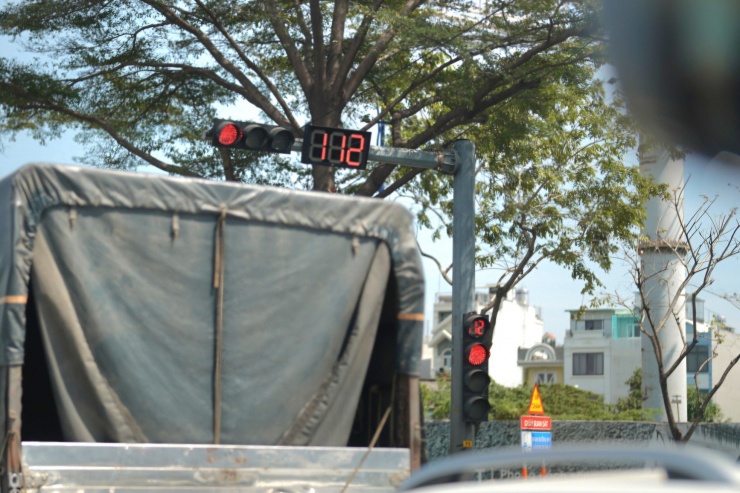 "Đèn đỏ 120 giây mà đèn xanh chỉ hơn 40 giây, nếu có xe container từ hướng Đồng Văn Cống ra thì không được bao nhiêu phương tiện đi qua. Qua khỏi hầm Thủ Thiêm, vào đường Mai Chí Thọ, tôi đợi 5 lượt đèn, mất khá nhiều thời gian", bác tài Nguyễn Văn Anh chia sẻ.