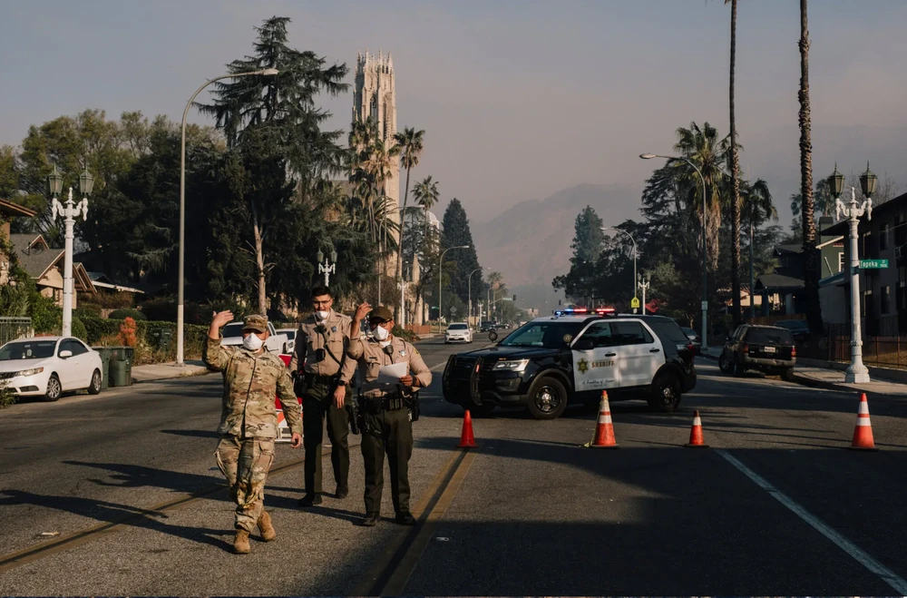 Lực lượng Vệ binh quốc gia ở Altadena, bang California hôm 10-1. Ảnh: THE NEW YORK TIMES