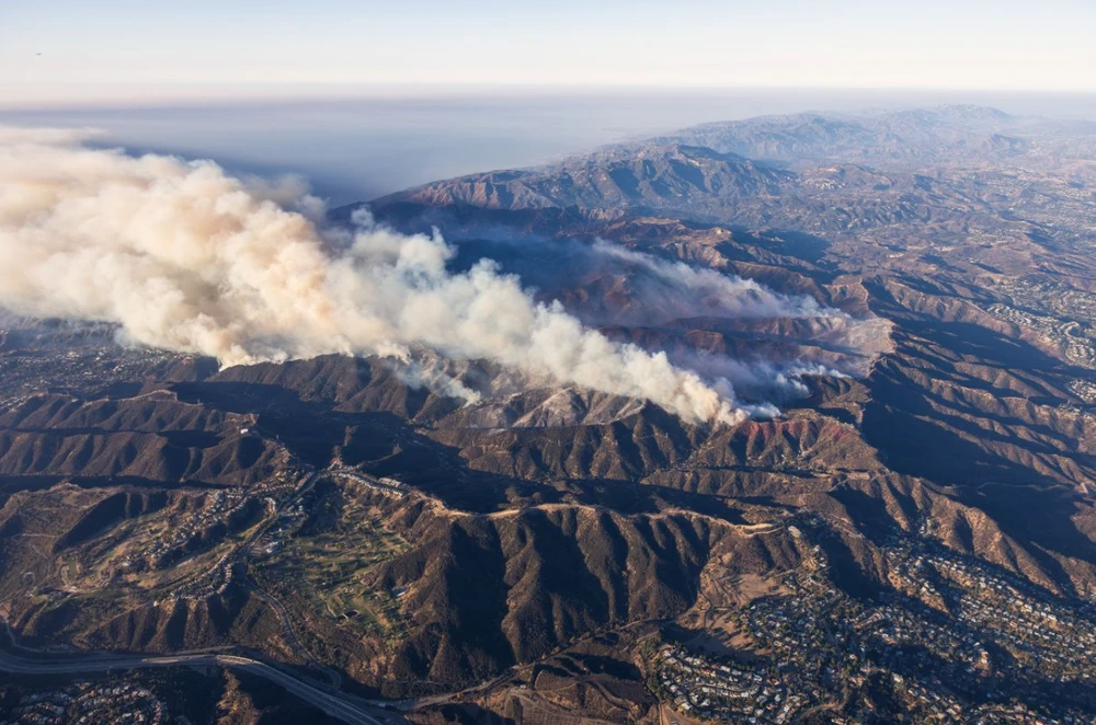 Khói bốc lên từ đám cháy Palisades vào ngày 11-1. Ảnh: LOS ANGELES TIMES/GETTY IMAGES