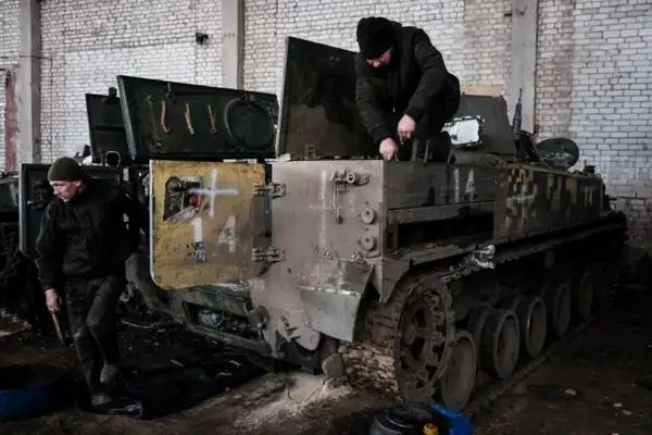 Các thợ máy Ukraine đã tân trang lại một xe chiến đấu bộ binh BMP-3 của Nga. Ảnh: AFP