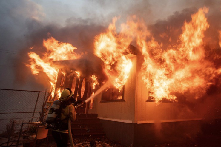 Lính cứu hỏa nỗ lực dập lửa trong thảm họa cháy rừng ở Los Angeles. Ảnh: Reuters.