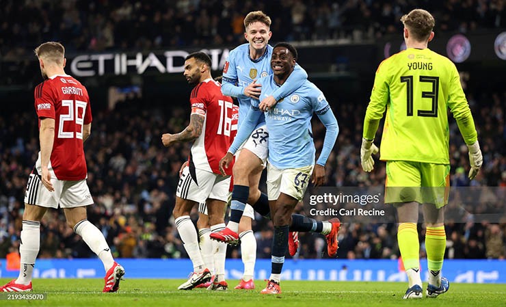 Man City (áo xanh) giành chiến thắng đậm đà