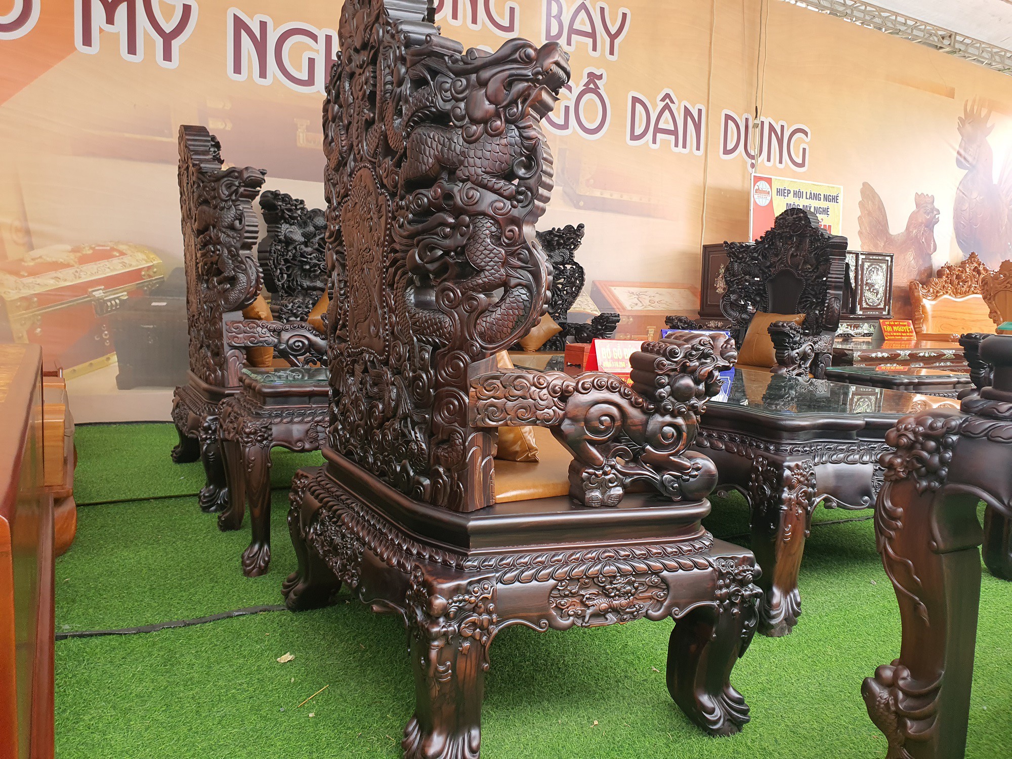 Bộ bàn ghế này có 17 món, bao gồm một đoản (ghế dài), 4 ghế đơn, 6 đôn, 1 bàn và 5 tấm đế chân.