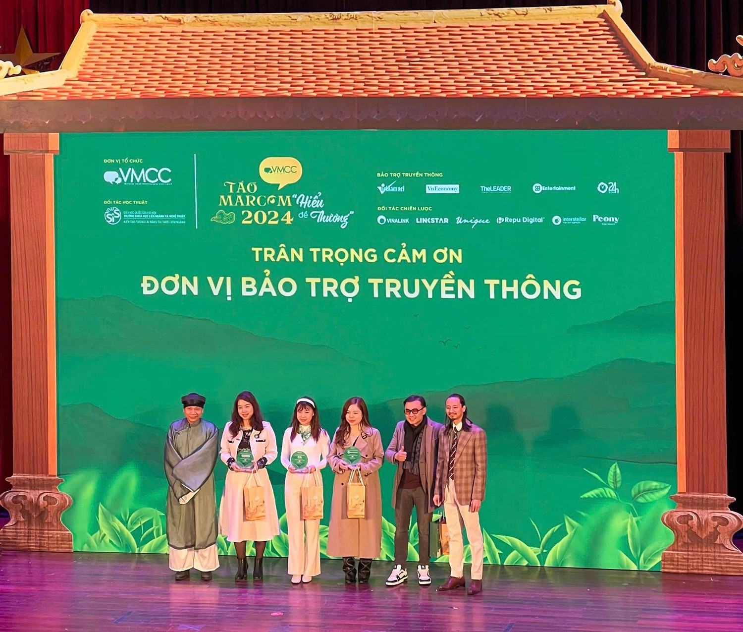 Đại diện Táo MarCom 2024 tặng quà và cúp lưu niệm cho các đơn vị bảo trợ truyền thông