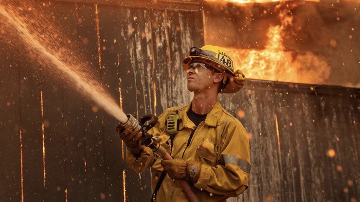 Một lính cứu hỏa cố gắng dập lửa trong thảm họa cháy rừng Los Angeles. Ảnh: LA Times.