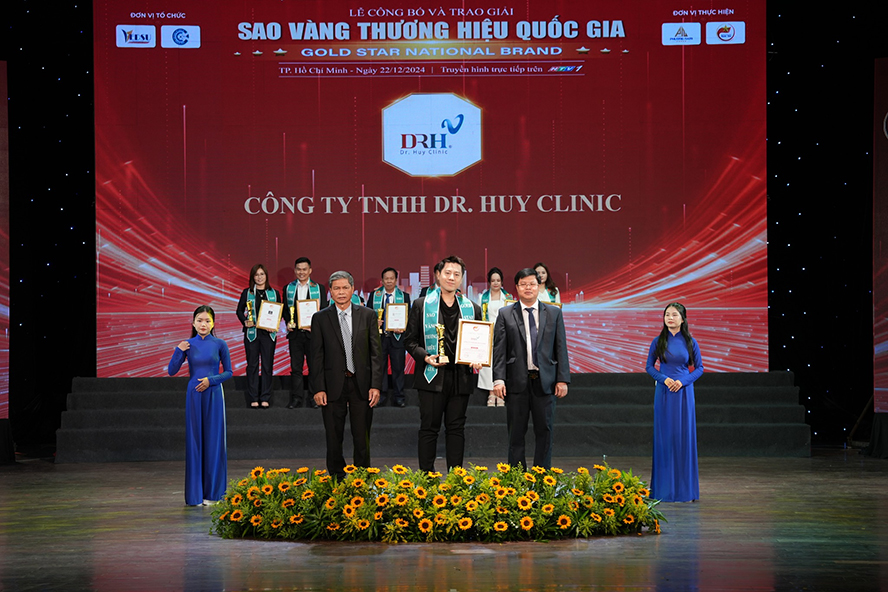 CEO Trương Ngọc Huy - Đại diện DRH Clinic nhận giải Top 10 Thương hiệu Uy tín Quốc gia - “Phòng khám da liễu hàng đầu tại Việt Nam”