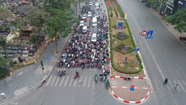 Người dân chờ đèn đỏ tại nút giao Lê Văn Lương- Nguyễn Tuân- Hoàng Minh Giám