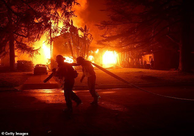 Los Angeles đỏ lửa vì thảm họa cháy rừng.