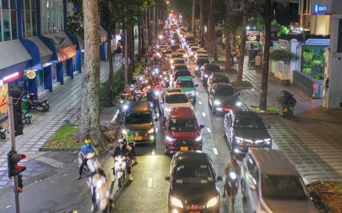 Dòng ôtô, xe máy nối dài nhưng trật tự trước đèn giao thông tại giao lộ Nam Kỳ Khởi Nghĩa - Nguyễn Đình Chiểu, quận 3, tối 12/1. Ảnh: Quỳnh Trần