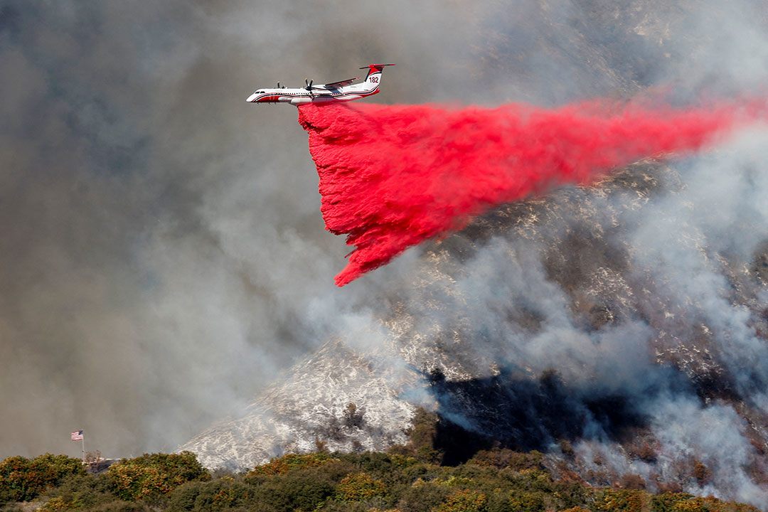 Máy bay thả chất dập lửa trong đám cháy rừng ở Los Angeles. Ảnh: Reuters.