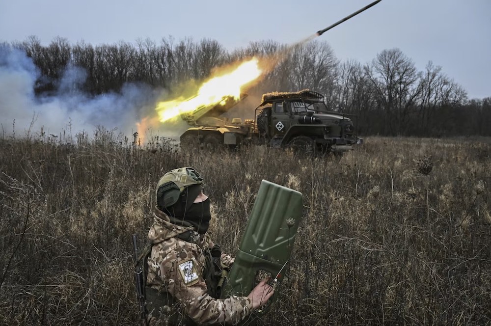 Binh sĩ Nga khai hỏa pháo phản lực trong xung đột ở Ukraine. Ảnh: Sputnik.