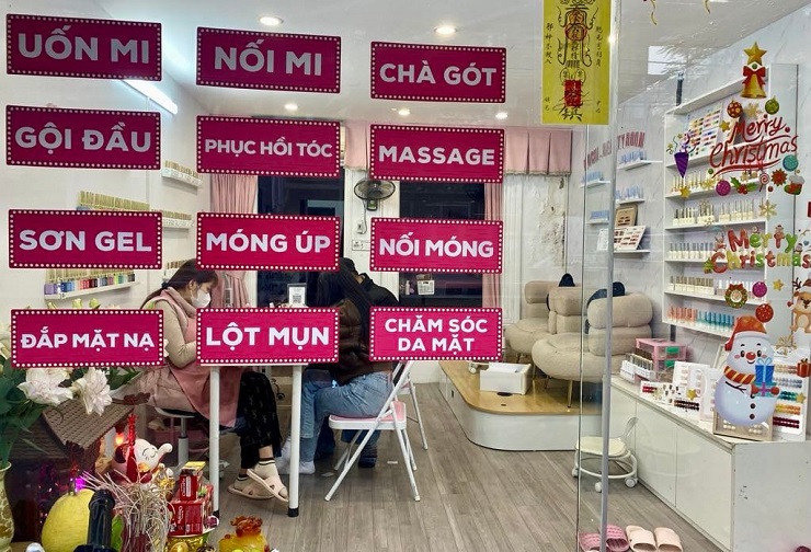 Cửa hàng nails, mi phải mở cửa từ sáng sớm đến đêm muộn thì mới kịp phục vụ khách hàng.