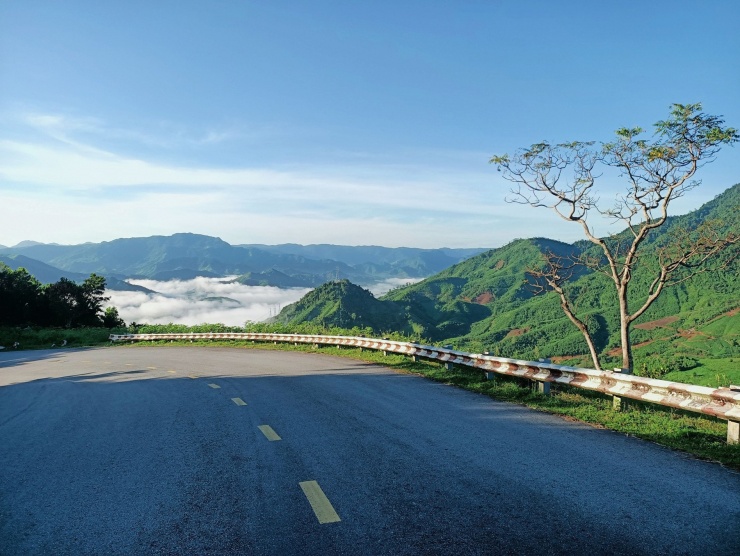 Đèo Violak dài gần 30km với đỉnh đèo nằm ở độ cao khoảng 1.300m so với mực nước biển. Đây là tuyến giao thông huyết mạch của 2 tỉnh Quảng Nam, Quảng Ngãi với Tây Nguyên. Ảnh: Nhân Nguyễn