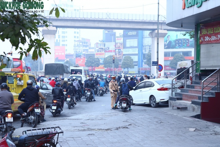 "Leo lên vỉa hè để tránh tắc đường, vội đi làm,..." là những lý do phổ biến của người vi phạm.