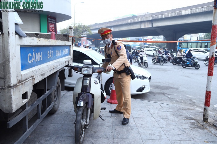 Một số người dân chưa nắm được mức phạt mới thậm chí còn hỏi lại nhiều lần lực lượng chức năng để chắc chắn bản thân không nghe nhầm.