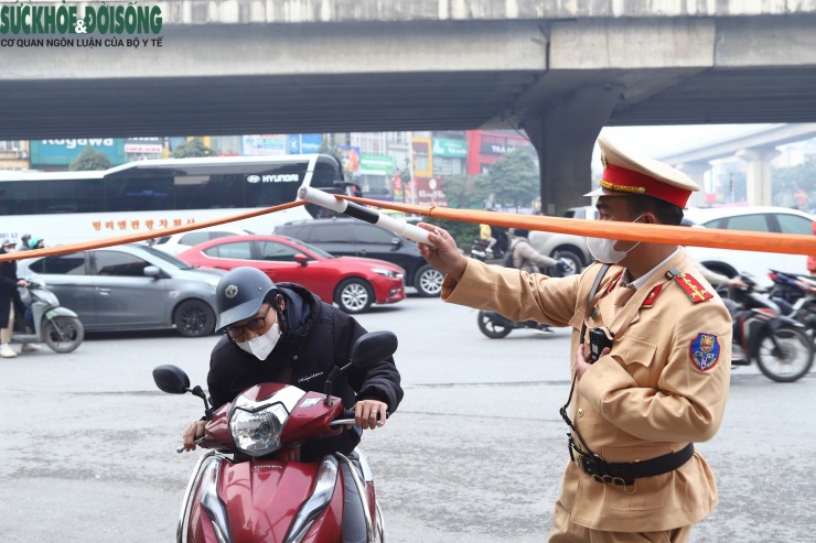 Với những lý do kiểu 'muộn học, muộn làm nên mới phải đi lên vỉa hè cho nhanh... Tổ công tác cũng khuyên nên di chuyển sớm hơn hoặc có lộ trình hợp lý hơn, không thể viện cớ vì đi muộn để vi phạm luật.