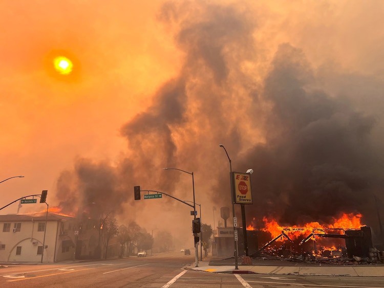 Lửa từ đám cháy rừng đã lan tới một cửa hàng ở vùng&nbsp;Altadena, bang California. Ảnh: Getty - Google Street