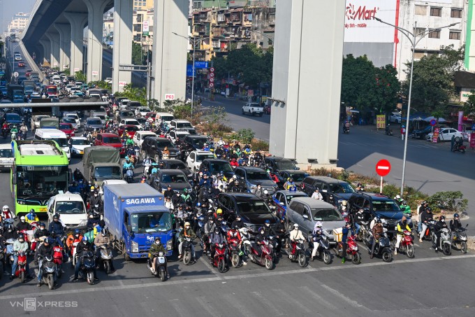 Người, xe chấp hành tín hiệu đèn giao thông trên phố Kim Liên mới quận Đống Đa, Hà Nội sáng 13/1. Ảnh: Giang Huy