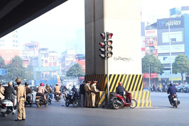 Tại một số nút giao trên địa bàn TP Hà Nội, chu kỳ đèn giao thông có đèn đỏ tới 120 giây, trong khi pha đèn xanh rất ngắn.