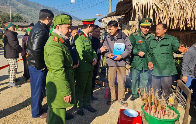 Cơ quan chức năng tỉnh Nghệ An, huyện Kỳ Sơn đến thăm hỏi, động viên các gia đình có người thân gặp nạn.