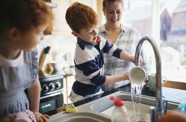 Cha mẹ có thể hướng dẫn con làm những công việc phù hợp với độ tuổi. Ảnh minh họa: FWChild.