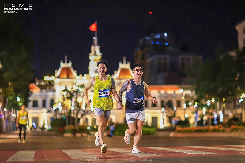 Đoàn VĐV hào hứng sải những bước dài đầy tự hào ngang qua các địa điểm nổi tiếng của thành phố