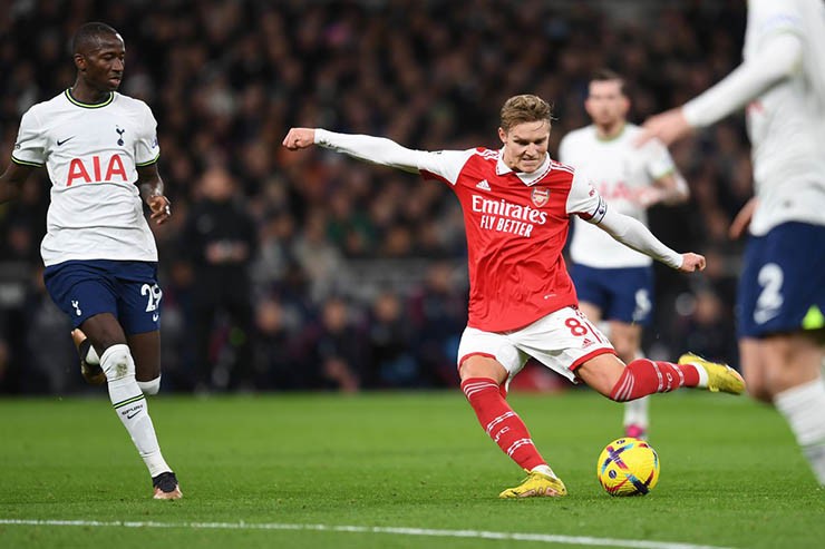 Arsenal (áo đỏ trắng) vẫn được đánh giá nhỉnh hơn Tottenham