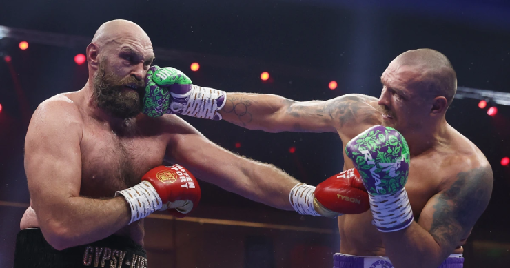 Fury (bên trái) giải nghệ sau trận thua Usyk (bên phải)