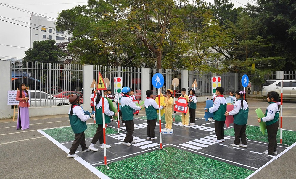 Các em học sinh thực hành tham gia giao thông an toàn