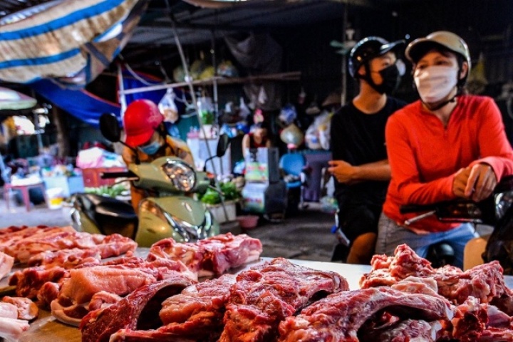 Giá thịt lợn vọt lên đỉnh, hàng lậu đổ về chợ Việt, cảnh báo lợn ăn ‘chất cấm’