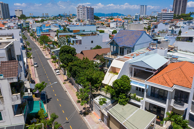 Đây là một ngôi nhà ống được xây dựng trên lô đất dài và hẹp, diện tích 3x30m, nằm trong khu dân cư đông đúc tại thành phố Vũng Tàu.
