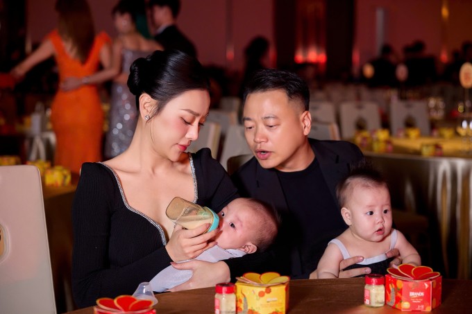 Kết quả, Phương Oanh cùng cặp song sinh Jimmy - Jenny giành giải 'Ngôi sao của năm' hạng mục Hot Mom/Hot Dad &amp; Kid. Sự kiện cũng đánh dấu lần đầu tiên vợ chồng Phương Oanh - Shark Bình đưa hai con lên thảm đỏ.