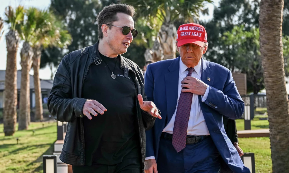 Tỉ phú Elon Musk (trái) và Tổng thống đắc cử Mỹ Doanld Trump. Ảnh: GETTY IMAGES