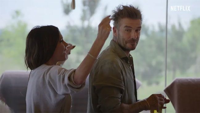 Vợ chồng Becks nhảy múa ngẫu hứng cuối phim 'Beckham'. Ảnh: Netflix