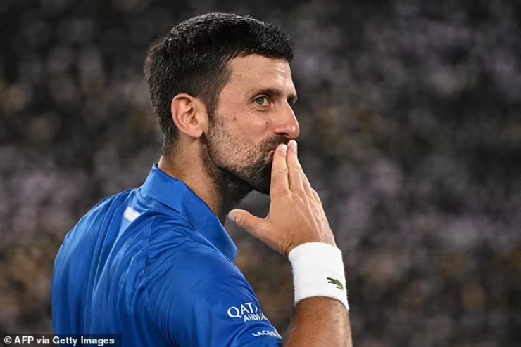 Djokovic gửi tới Murray nụ hôn gió ở trận đấu sáng 15/1