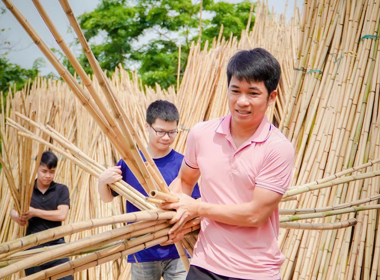 Buổi đi học, buổi ở nhà làm sáo, cuối tuần anh Mão lại về quê tìm nguyên liệu làm sáo.