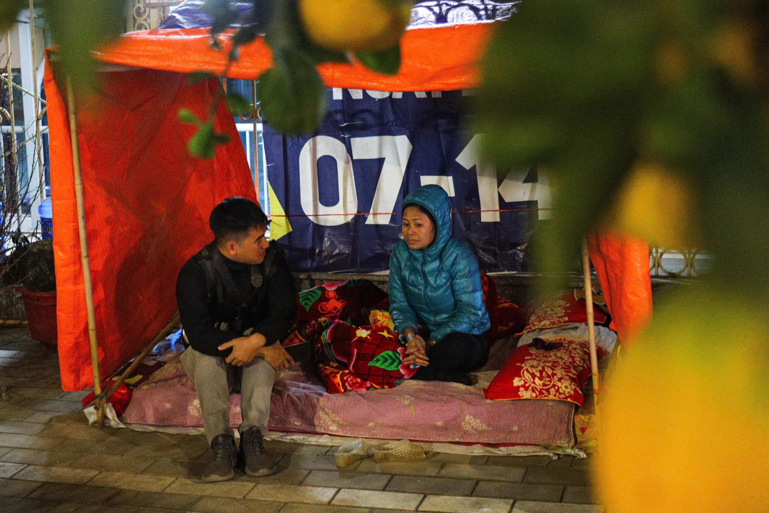 “Năm đầu tiên nhà tôi mang đào ra Hà Nội bán từng bị mất trộm một lần. Lúc đó vào khoảng 2 giờ sáng. Giá của cây đào đó cũng phải vài triệu đồng. Tiếc của nên từ đó đến nay, ngày thì bán hàng, đêm hai vợ chồng không dám ngủ, thay nhau canh chừng cả đêm. May mắn là không bị mất trộm thêm lần nào nữa”, bà Phượng kể.