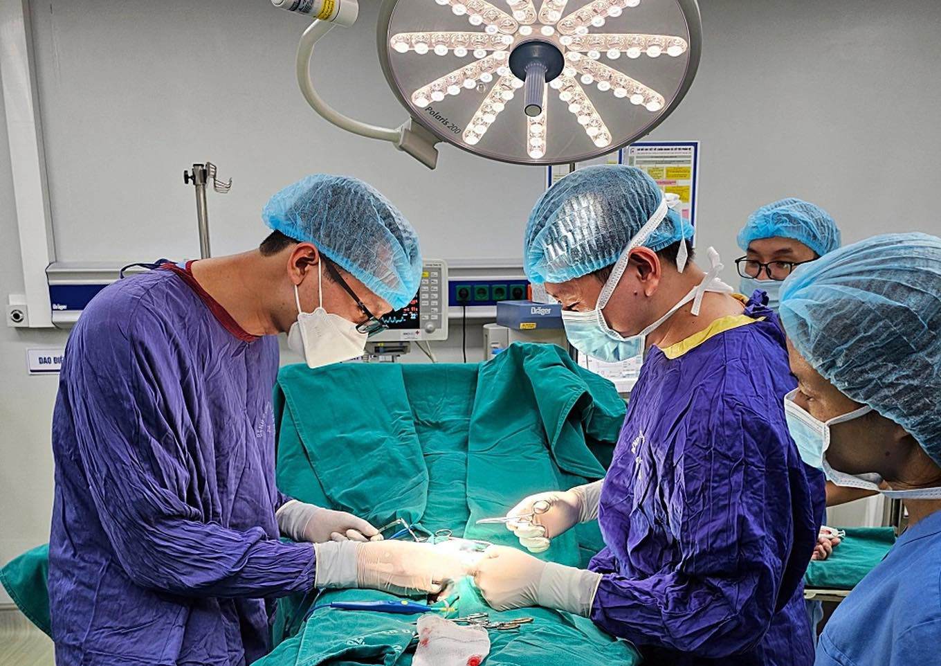 Bác sĩ phẫu thuật cho bệnh nhân. 