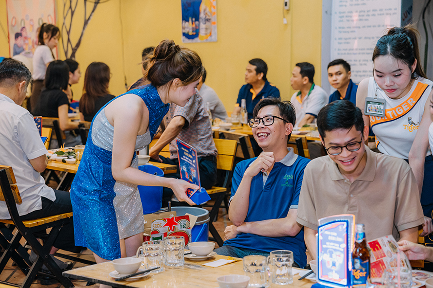 Luôn đặt khách hàng làm trọng tâm, Tiger Beer không ngại “kết thân” với khách hàng thông qua hàng loạt những quà tặng ý nghĩa.