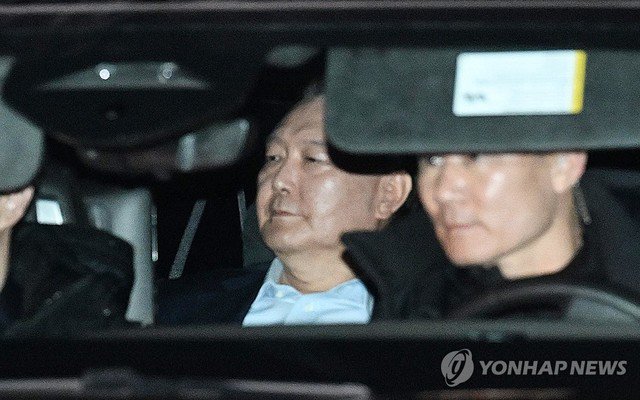 Ông Yoon Suk-yeol bị đưa đến Trại giam Seoul ở TP Uiwang - Hàn Quốc tối 15-1 - Ảnh: YONHAP