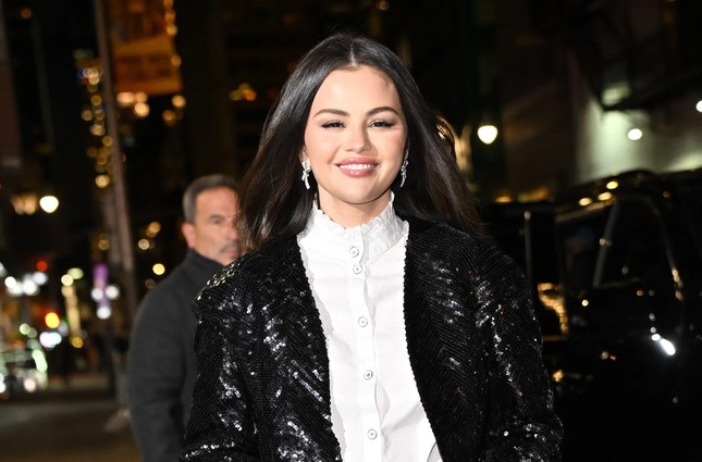 Selena Gomez chứng minh khả năng phối đồ cực ổn khi mặc đồ sequin.